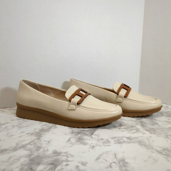 BareTraps Shoes - Baretraps Addison Cream Loafers with Brown Accent , Size 7.5M